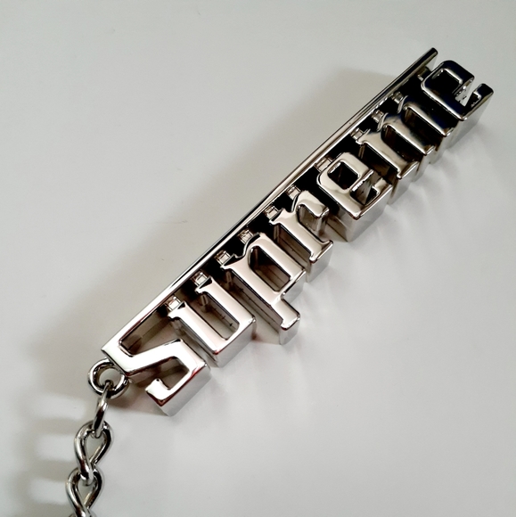 SUPREME KEYCHAIN - Picture 2 of 3